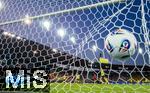 12.07.2025, UEFA Frauen-Europameisterschaft 2025 in der Schweiz. Spieltag 3, Vorrunde, Schweden - Deutschland, im Letzigrundstadion Zrich (Schweiz).  Hand-Elfmeter zum 3:1 Tor der Schwedinnen von Fridolina Rolf (Schweden) gegen Torhterin Ann-Katrin Berger (Deutschland) 