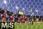 12.07.2025, UEFA Frauen-Europameisterschaft 2025 in der Schweiz. Spieltag 3, Vorrunde, Schweden - Deutschland, im Letzigrundstadion Zrich (Schweiz).  Rote Karte wegen Handspiel fr Carlotta Wamser (Deutschland) von Schiedsrichterin Silvia Gasperotti (re).  