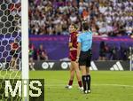 12.07.2025, UEFA Frauen-Europameisterschaft 2025 in der Schweiz. Spieltag 3, Vorrunde, Schweden - Deutschland, im Letzigrundstadion Zrich (Schweiz).  Rote Karte wegen Handspiel fr Carlotta Wamser (li, Deutschland) von Schiedsrichterin Silvia Gasperotti (re).  