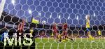 12.07.2025, UEFA Frauen-Europameisterschaft 2025 in der Schweiz. Spieltag 3, Vorrunde, Schweden - Deutschland, im Letzigrundstadion Zrich (Schweiz).  Handspiel von Carlotta Wamser (Deutschland) die dafr die Rote Karte bekommt.