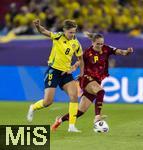 12.07.2025, UEFA Frauen-Europameisterschaft 2025 in der Schweiz. Spieltag 3, Vorrunde, Schweden - Deutschland, im Letzigrundstadion Zrich (Schweiz). v.li: Lina Hurtig (Schweden) gegen Sydney Lohmann (Deutschland) 