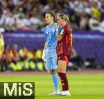 12.07.2025, UEFA Frauen-Europameisterschaft 2025 in der Schweiz. Spieltag 3, Vorrunde, Schweden - Deutschland, im Letzigrundstadion Zrich (Schweiz). v.li: Torhterin Ann-Katrin Berger (Deutschland) und Klara Bhl (Deutschland) nachdenklich 