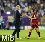 12.07.2025, UEFA Frauen-Europameisterschaft 2025 in der Schweiz. Spieltag 3, Vorrunde, Schweden - Deutschland, im Letzigrundstadion Zrich (Schweiz). Frust nach dem Spiel, v.li: Trainer Christian Wck (Deutschland) trstet Sara Dbritz (Deutschland) 