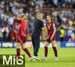 12.07.2025, UEFA Frauen-Europameisterschaft 2025 in der Schweiz. Spieltag 3, Vorrunde, Schweden - Deutschland, im Letzigrundstadion Zrich (Schweiz). Frust nach dem Spiel, v.li: Trainer Christian Wck (Deutschland) trstet Jule Brand (Deutschland) 