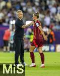 12.07.2025, UEFA Frauen-Europameisterschaft 2025 in der Schweiz. Spieltag 3, Vorrunde, Schweden - Deutschland, im Letzigrundstadion Zrich (Schweiz). Frust nach dem Spiel, v.li: Trainer Christian Wck (Deutschland) trstet Selina Cerci (Deutschland) 
