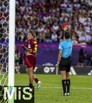 12.07.2025, UEFA Frauen-Europameisterschaft 2025 in der Schweiz. Spieltag 3, Vorrunde, Schweden - Deutschland, im Letzigrundstadion Zrich (Schweiz). Rote Karte nach Handspiel fr Carlotta Wamser (Deutschland) von Schiedsrichterin Silvia Gasperotti (ITA) 