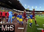 12.07.2025, UEFA Frauen-Europameisterschaft 2025 in der Schweiz. Spieltag 3, Vorrunde, Schweden - Deutschland, im Letzigrundstadion Zrich (Schweiz). Einmarsch der Mannschaften, mit Carlotta Wamser (Deutschland), Sjoeke Nsken (Deutschland), 
