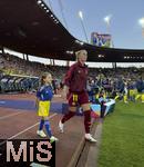 12.07.2025, UEFA Frauen-Europameisterschaft 2025 in der Schweiz. Spieltag 3, Vorrunde, Schweden - Deutschland, im Letzigrundstadion Zrich (Schweiz). Einmarsch der Mannschaften, mit Lea Schller (Deutschland) und einem Eskort-Kind