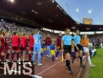 12.07.2025, UEFA Frauen-Europameisterschaft 2025 in der Schweiz. Spieltag 3, Vorrunde, Schweden - Deutschland, im Letzigrundstadion Zrich (Schweiz). Einmarsch der Mannschaften, mit Schiedsrichterin Silvia Gasperotti, Janina Minge  (Deutschland), 