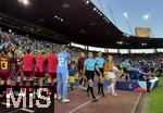 12.07.2025, UEFA Frauen-Europameisterschaft 2025 in der Schweiz. Spieltag 3, Vorrunde, Schweden - Deutschland, im Letzigrundstadion Zrich (Schweiz). Einmarsch der Mannschaften, mit Schiedsrichterin Silvia Gasperotti, Janina Minge  (Deutschland), 