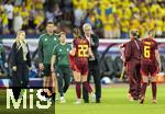 12.07.2025, UEFA Frauen-Europameisterschaft 2025 in der Schweiz. Spieltag 3, Vorrunde, Schweden - Deutschland, im Letzigrundstadion Zrich (Schweiz). Nach dem Spiel, Ralph-Uwe Schaffert (DFB, Vizeprsident fr sozialpolitische Aufgaben und DFB-Stiftungen, Satzungsfragen) shakehands mit Jule Brand (Deutschland) 