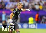 12.07.2025, UEFA Frauen-Europameisterschaft 2025 in der Schweiz. Spieltag 3, Vorrunde, Schweden - Deutschland, im Letzigrundstadion Zrich (Schweiz). Torhterin Jennifer Falk (Schweden) gibt Anweisungen.