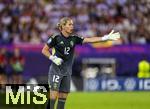 12.07.2025, UEFA Frauen-Europameisterschaft 2025 in der Schweiz. Spieltag 3, Vorrunde, Schweden - Deutschland, im Letzigrundstadion Zrich (Schweiz). Torhterin Jennifer Falk (Schweden) gibt Anweisungen.