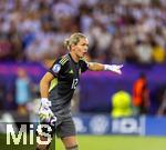 12.07.2025, UEFA Frauen-Europameisterschaft 2025 in der Schweiz. Spieltag 3, Vorrunde, Schweden - Deutschland, im Letzigrundstadion Zrich (Schweiz). Torhterin Jennifer Falk (Schweden) gibt Anweisungen.