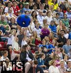 12.07.2025, UEFA Frauen-Europameisterschaft 2025 in der Schweiz. Spieltag 3, Vorrunde, Schweden - Deutschland, im Letzigrundstadion Zrich (Schweiz).  Beschftigung fr die Zuschauer mit einem groen Gummiball.