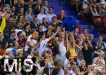 12.07.2025, UEFA Frauen-Europameisterschaft 2025 in der Schweiz. Spieltag 3, Vorrunde, Schweden - Deutschland, im Letzigrundstadion Zrich (Schweiz).  Beschftigung fr die Zuschauer mit einem groen Gummiball.