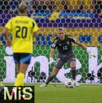 12.07.2025, UEFA Frauen-Europameisterschaft 2025 in der Schweiz. Spieltag 3, Vorrunde, Schweden - Deutschland, im Letzigrundstadion Zrich (Schweiz). Torhterin Jennifer Falk (Schweden) fixiert den Ball