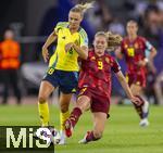 12.07.2025, UEFA Frauen-Europameisterschaft 2025 in der Schweiz. Spieltag 3, Vorrunde, Schweden - Deutschland, im Letzigrundstadion Zrich (Schweiz). v.li: Fridolina Rolf (Schweden) gegen Sjoeke Nsken (Deutschland) 
