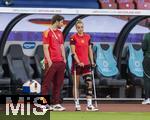 12.07.2025, UEFA Frauen-Europameisterschaft 2025 in der Schweiz. Spieltag 3, Vorrunde, Schweden - Deutschland, im Letzigrundstadion Zrich (Schweiz). re: Giulia Gwinn (Deutschland) mit Krcken und Knie-Orthese wegen ihrer Verletzung am Knie. li: Sportphychologe Christoph Herr (DFB).