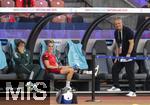 12.07.2025, UEFA Frauen-Europameisterschaft 2025 in der Schweiz. Spieltag 3, Vorrunde, Schweden - Deutschland, im Letzigrundstadion Zrich (Schweiz). li: Giulia Gwinn (Deutschland) mit Knie-Orthese und Eisbeutel wegen ihrer Verletzung am Knie auf der Bank, re: Trainer Christian Wck (Deutschland) li: Maiken Birnbaum (Physiotherapeutin)