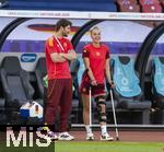 12.07.2025, UEFA Frauen-Europameisterschaft 2025 in der Schweiz. Spieltag 3, Vorrunde, Schweden - Deutschland, im Letzigrundstadion Zrich (Schweiz). re: Giulia Gwinn (Deutschland) mit Krcken und Knie-Orthese wegen ihrer Verletzung am Knie. li: Sportphychologe Christoph Herr (DFB).