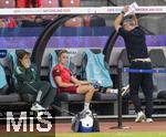 12.07.2025, UEFA Frauen-Europameisterschaft 2025 in der Schweiz. Spieltag 3, Vorrunde, Schweden - Deutschland, im Letzigrundstadion Zrich (Schweiz). li: Giulia Gwinn (Deutschland) mit Knie-Orthese und Eisbeutel wegen ihrer Verletzung am Knie auf der Bank, re: Trainer Christian Wck (Deutschland) li: Maiken Birnbaum (Physiotherapeutin)