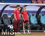 12.07.2025, UEFA Frauen-Europameisterschaft 2025 in der Schweiz. Spieltag 3, Vorrunde, Schweden - Deutschland, im Letzigrundstadion Zrich (Schweiz). re: Giulia Gwinn (Deutschland) mit Krcken und Knie-Orthese wegen ihrer Verletzung am Knie. li: Sportphychologe Christoph Herr (DFB).