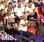 12.07.2025, UEFA Frauen-Europameisterschaft 2025 in der Schweiz. Spieltag 3, Vorrunde, Schweden - Deutschland, im Letzigrundstadion Zrich (Schweiz).  Ex-Frauenbundestrainer Horst Hrubesch (re) fngt eine Wasserflasche auf.