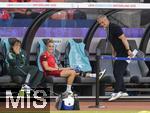 12.07.2025, UEFA Frauen-Europameisterschaft 2025 in der Schweiz. Spieltag 3, Vorrunde, Schweden - Deutschland, im Letzigrundstadion Zrich (Schweiz). li: Giulia Gwinn (Deutschland) mit Knie-Orthese und Eisbeutel wegen ihrer Verletzung am Knie auf der Bank, re: Trainer Christian Wck (Deutschland) li: Maiken Birnbaum (Physiotherapeutin)