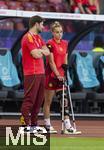 12.07.2025, UEFA Frauen-Europameisterschaft 2025 in der Schweiz. Spieltag 3, Vorrunde, Schweden - Deutschland, im Letzigrundstadion Zrich (Schweiz). re: Giulia Gwinn (Deutschland) mit Krcken und Knie-Orthese wegen ihrer Verletzung am Knie. li: Sportphychologe Christoph Herr (DFB).