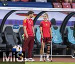 12.07.2025, UEFA Frauen-Europameisterschaft 2025 in der Schweiz. Spieltag 3, Vorrunde, Schweden - Deutschland, im Letzigrundstadion Zrich (Schweiz). re: Giulia Gwinn (Deutschland) mit Krcken und Knie-Orthese wegen ihrer Verletzung am Knie. li: Sportphychologe Christoph Herr (DFB).
