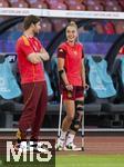 12.07.2025, UEFA Frauen-Europameisterschaft 2025 in der Schweiz. Spieltag 3, Vorrunde, Schweden - Deutschland, im Letzigrundstadion Zrich (Schweiz). re: Giulia Gwinn (Deutschland) mit Krcken und Knie-Orthese wegen ihrer Verletzung am Knie. li: Sportphychologe Christoph Herr (DFB).
