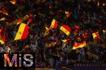 12.07.2025, UEFA Frauen-Europameisterschaft 2025 in der Schweiz. Spieltag 3, Vorrunde, Schweden - Deutschland, im Letzigrundstadion Zrich (Schweiz). Deutsche Fans schwenken Deutschlandfahnen die im Gegenlicht leuchten