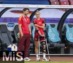 12.07.2025, UEFA Frauen-Europameisterschaft 2025 in der Schweiz. Spieltag 3, Vorrunde, Schweden - Deutschland, im Letzigrundstadion Zrich (Schweiz). re: Giulia Gwinn (Deutschland) mit Krcken und Knie-Orthese wegen ihrer Verletzung am Knie. li: Sportphychologe Christoph Herr (DFB).