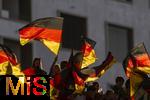 12.07.2025, UEFA Frauen-Europameisterschaft 2025 in der Schweiz. Spieltag 3, Vorrunde, Schweden - Deutschland, im Letzigrundstadion Zrich (Schweiz). Deutsche Fans schwenken Deutschlandfahnen die im Gegenlicht leuchten