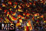 12.07.2025, UEFA Frauen-Europameisterschaft 2025 in der Schweiz. Spieltag 3, Vorrunde, Schweden - Deutschland, im Letzigrundstadion Zrich (Schweiz). Deutsche Fans schwenken Deutschlandfahnen die im Gegenlicht leuchten
