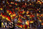 12.07.2025, UEFA Frauen-Europameisterschaft 2025 in der Schweiz. Spieltag 3, Vorrunde, Schweden - Deutschland, im Letzigrundstadion Zrich (Schweiz). Deutsche Fans schwenken Deutschlandfahnen die im Gegenlicht leuchten