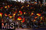12.07.2025, UEFA Frauen-Europameisterschaft 2025 in der Schweiz. Spieltag 3, Vorrunde, Schweden - Deutschland, im Letzigrundstadion Zrich (Schweiz). Deutsche Fans schwenken Deutschlandfahnen die im Gegenlicht leuchten