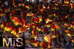 12.07.2025, UEFA Frauen-Europameisterschaft 2025 in der Schweiz. Spieltag 3, Vorrunde, Schweden - Deutschland, im Letzigrundstadion Zrich (Schweiz). Deutsche Fans schwenken Deutschlandfahnen die im Gegenlicht leuchten