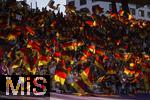 12.07.2025, UEFA Frauen-Europameisterschaft 2025 in der Schweiz. Spieltag 3, Vorrunde, Schweden - Deutschland, im Letzigrundstadion Zrich (Schweiz). Deutsche Fans schwenken Deutschlandfahnen die im Gegenlicht leuchten
