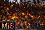 12.07.2025, UEFA Frauen-Europameisterschaft 2025 in der Schweiz. Spieltag 3, Vorrunde, Schweden - Deutschland, im Letzigrundstadion Zrich (Schweiz). Deutsche Fans schwenken Deutschlandfahnen die im Gegenlicht leuchten