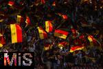 12.07.2025, UEFA Frauen-Europameisterschaft 2025 in der Schweiz. Spieltag 3, Vorrunde, Schweden - Deutschland, im Letzigrundstadion Zrich (Schweiz). Deutsche Fans schwenken Deutschlandfahnen die im Gegenlicht leuchten