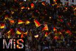 12.07.2025, UEFA Frauen-Europameisterschaft 2025 in der Schweiz. Spieltag 3, Vorrunde, Schweden - Deutschland, im Letzigrundstadion Zrich (Schweiz). Deutsche Fans schwenken Deutschlandfahnen die im Gegenlicht leuchten