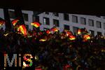 12.07.2025, UEFA Frauen-Europameisterschaft 2025 in der Schweiz. Spieltag 3, Vorrunde, Schweden - Deutschland, im Letzigrundstadion Zrich (Schweiz). Deutsche Fans schwenken Deutschlandfahnen die im Gegenlicht leuchten