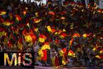 12.07.2025, UEFA Frauen-Europameisterschaft 2025 in der Schweiz. Spieltag 3, Vorrunde, Schweden - Deutschland, im Letzigrundstadion Zrich (Schweiz). Deutsche Fans schwenken Deutschlandfahnen die im Gegenlicht leuchten