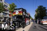12.07.2025, UEFA Frauen-Europameisterschaft 2025 in der Schweiz. Spieltag 3, Vorrunde, Schweden - Deutschland, im Letzigrundstadion Zrich (Schweiz). Fan-Walk der Deutschen Fans zum Stadion. Voran der Bus des DFB-Fanclubs