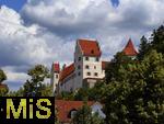 14.07.2025, Fssen im Allgu, Hohes Schloss in der Altstadt. Das gotische Hohe Schloss liegt auf einem Hgel ber der Altstadt von Fssen. Das Burgschloss gilt als eine der am besten erhaltenen mittelalterlichen Burganlagen in Bayern.