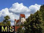 14.07.2025, Fssen im Allgu, Hohes Schloss in der Altstadt. Das gotische Hohe Schloss liegt auf einem Hgel ber der Altstadt von Fssen. Das Burgschloss gilt als eine der am besten erhaltenen mittelalterlichen Burganlagen in Bayern.