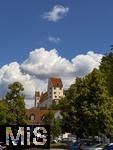 14.07.2025, Fssen im Allgu, Hohes Schloss in der Altstadt. Das gotische Hohe Schloss liegt auf einem Hgel ber der Altstadt von Fssen. Das Burgschloss gilt als eine der am besten erhaltenen mittelalterlichen Burganlagen in Bayern.