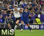 19.07.2025, UEFA Frauen-Europameisterschaft 2025 in der Schweiz. Viertelfinale, Frankreich - Deutschland, im St-Jakob-Park Basel (Schweiz). v.l. Jule Brand (Deutschland) gegen Sakina Karchaoui (Frankreich) 